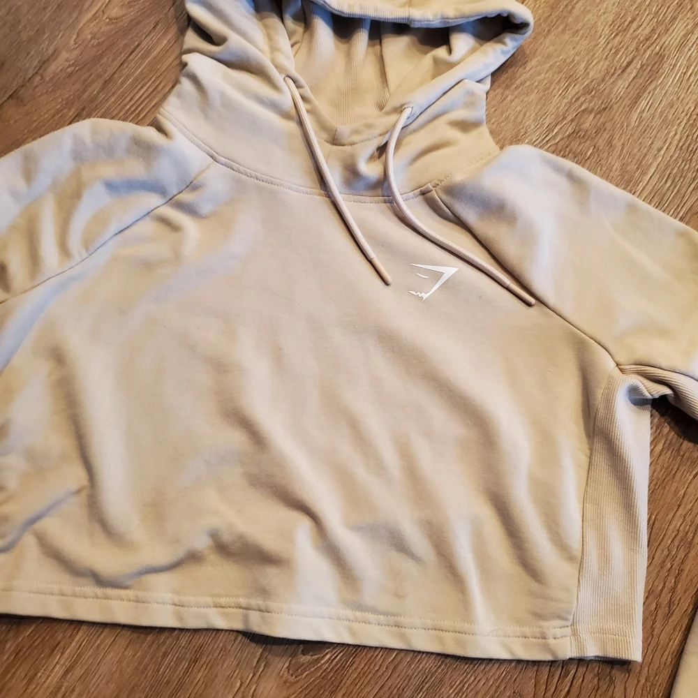 Gymshark Crop Hoodie - Picture 2 of 5